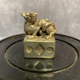 A FINE TWO PART QI LIN TOP SMALL WHITE BRONZE SEAL
