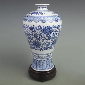 BLUE AND WHITE MEI STYLE PORCELAIN VASE WITH INTERTWINED LOTUS PATTERN
