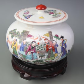 A FINE FAMILLE ROSE FIGURE PATTERN PORCELAIN JAR