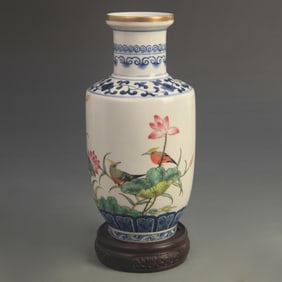 A FINE ENAMEL COLOR FLORAL AND BIRD PATTERN PORCELAIN VASE