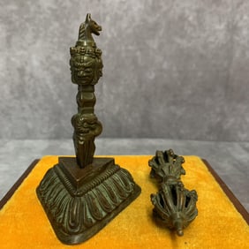 A SET OF TIBETAN BUDDHISM VAJRA