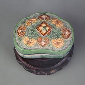 A SMALL THREE COLOR PORCELAIN BOX