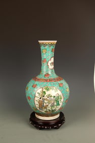 A GREEN GROUND FAMILLE ROSE CHARACTER PATTERN VASE