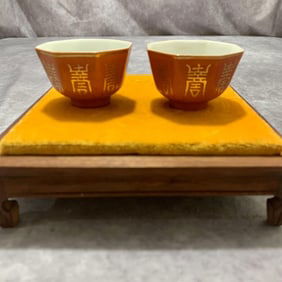 PAIR OF SMALL FAMILLE ROSE PATTERN CUP