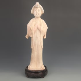 A FINE PAINTED POTTERY FEMALE FIGURINE