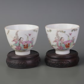 PAIR OF FAMILLE ROSE FIGURE DESIGN SMALL PORCELAIN BOWLS