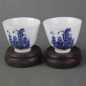 PAIR OF BLUE AND WHITE FLORAL DESIGN SMALL PORCELAIN BOWLS