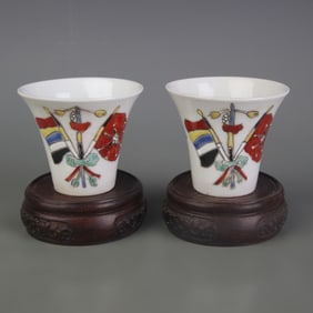PAIR OF FAMILLE ROSE FLAG PATTERN PORCELAIN TEACUPS