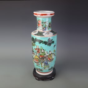 FAMILLE ROSE GREEN GROUND FIGURE DESIGN CLUB PORCELAIN VASE