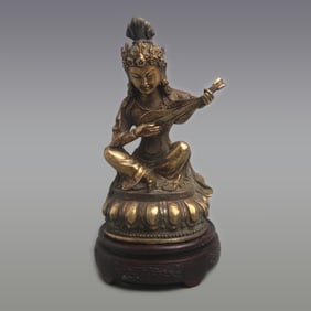 A FINE GILT BRONZE STATUE OF THE GODDESS