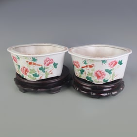 PAIR OF FAMILLE ROSE FLOWER AND BIRD PATTERN FLOWER POTS