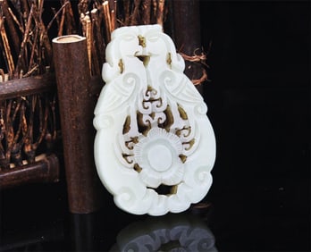 A FINE PHOENIX PATTERN PALE CELADON JADE PENDANT