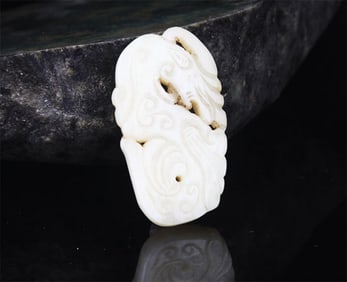A FINE HETIAN PALE CELADON JADE PENDANT