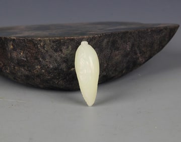 A FINE CORN FIGURE HETIAN PALE CELADON JADE PENDANT