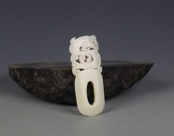 A FINE PALE CELADON JADE PENDANT IN FIGURE OF DRAGON