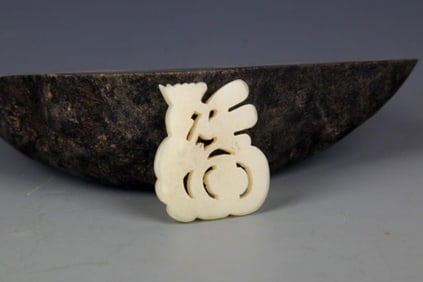 A FINELY CARVED HETIAN PALE CELADON JADE PENDANT PENDANT