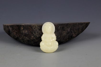 A FINELY CARVED HETIAN PALE CELADON JADE PENDANT