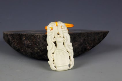 A FINE VASE CARVING PALE CELADON JADE PENDANT