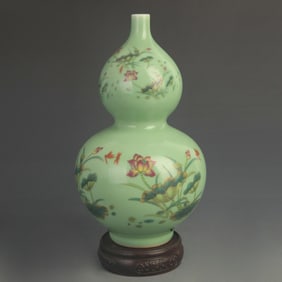 FAMILLE ROSE LIGHT GREEN FLOWER AND BIRD PORCELAIN GOURD VASE