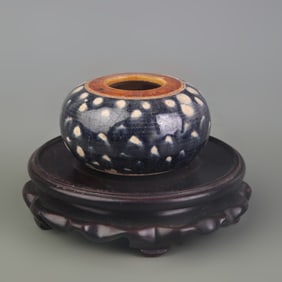 A FINE SMALL THREE COLOR PORCELAIN WATER POT