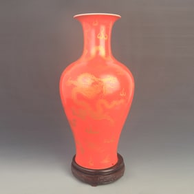 FAMILLE ROSE RED GROUND DRAGON DESIGN PORCELAIN DISPLAY VASE