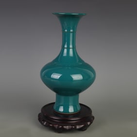A FINE GREEN GLAZE DISPLAY PORCELAIN VASE