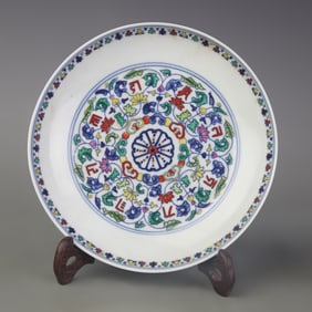 A FINE DOUCAI FLORAL PATTERN PORCELAIN PLATE
