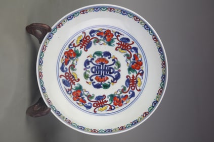 A FINE DOUCAI FLORAL PATTERN PORCELAIN PLATE