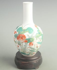 A FINE FAMILLE ROSE LOTUS PATTERN PORCELAIN GLOBE VASE