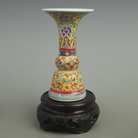 A FINE FAMILLE ROSE YELLOW GROUND FLORAL PATTERN FLOWER VASE