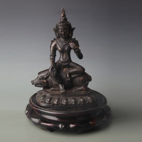 A FINELY CARVED GUAN YIN BRONZE STATUE
