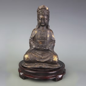 A FINE BRONZE GUANYIN STATUE