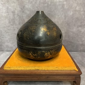 A FINE PEACH PATTERN BRONZE INCENSE BURNER