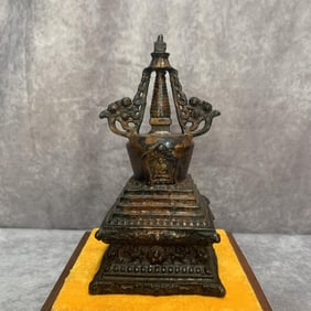 A FINE BRONZE TIBETAN BUDDHA STUPA