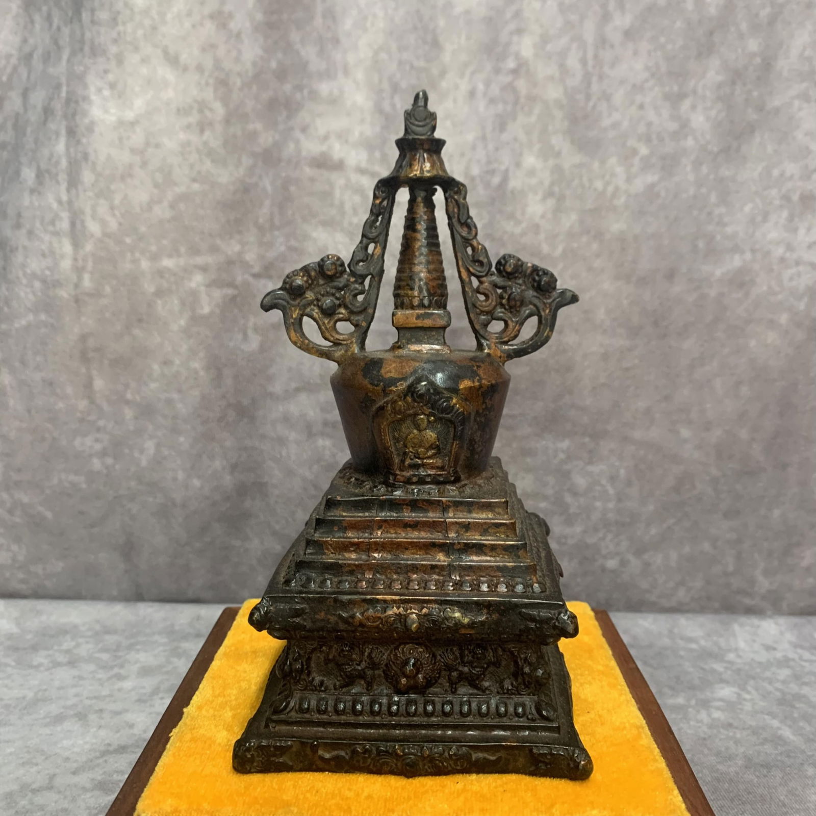 A FINE BRONZE TIBETAN BUDDHA STUPA (1 of 6)