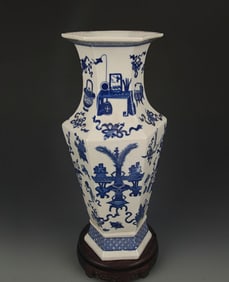 BLUE AND WHITE FLOWER PATTERN SIX SIDED VASE