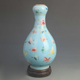 FAMILLE ROSE GREEN GROUND GARLIC HEAD VASE WITH A HUNDRED BUTTERFLIES