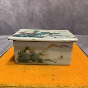 A FINE FAMILLE ROSE PORCELAIN MADE BOX