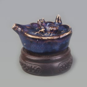 A FINE BLUE COLOR GROUND SCHOLAR'S WATER DROP