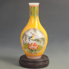 YELLOW GLAZED FLOWER PATTERN FAMILLE ROSE PORCELAIN BOTTLE
