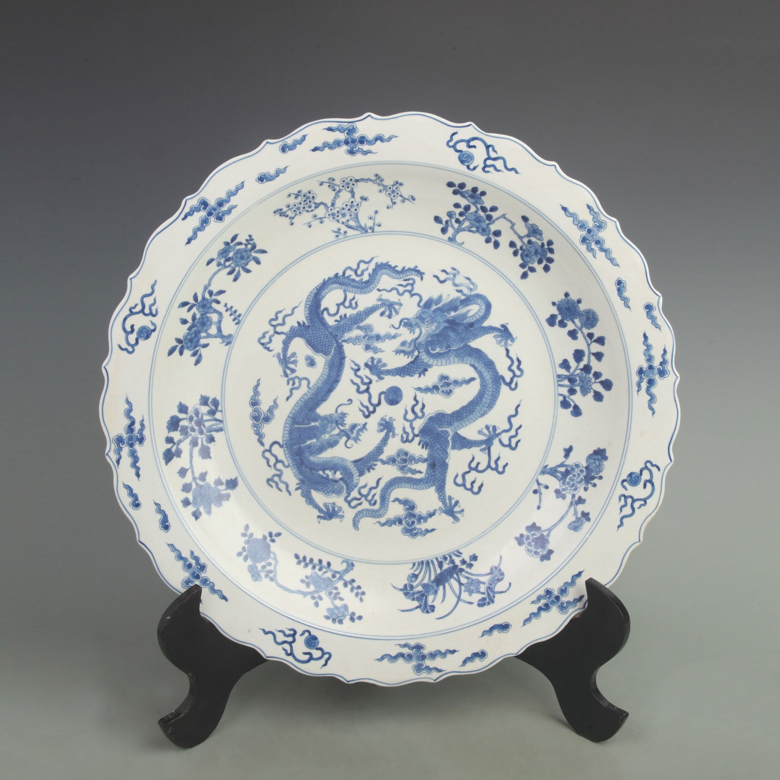 A LARGE BLUE AND WHITE FLOWER PATTERN PORCELAIN PLATE (1 of 5)