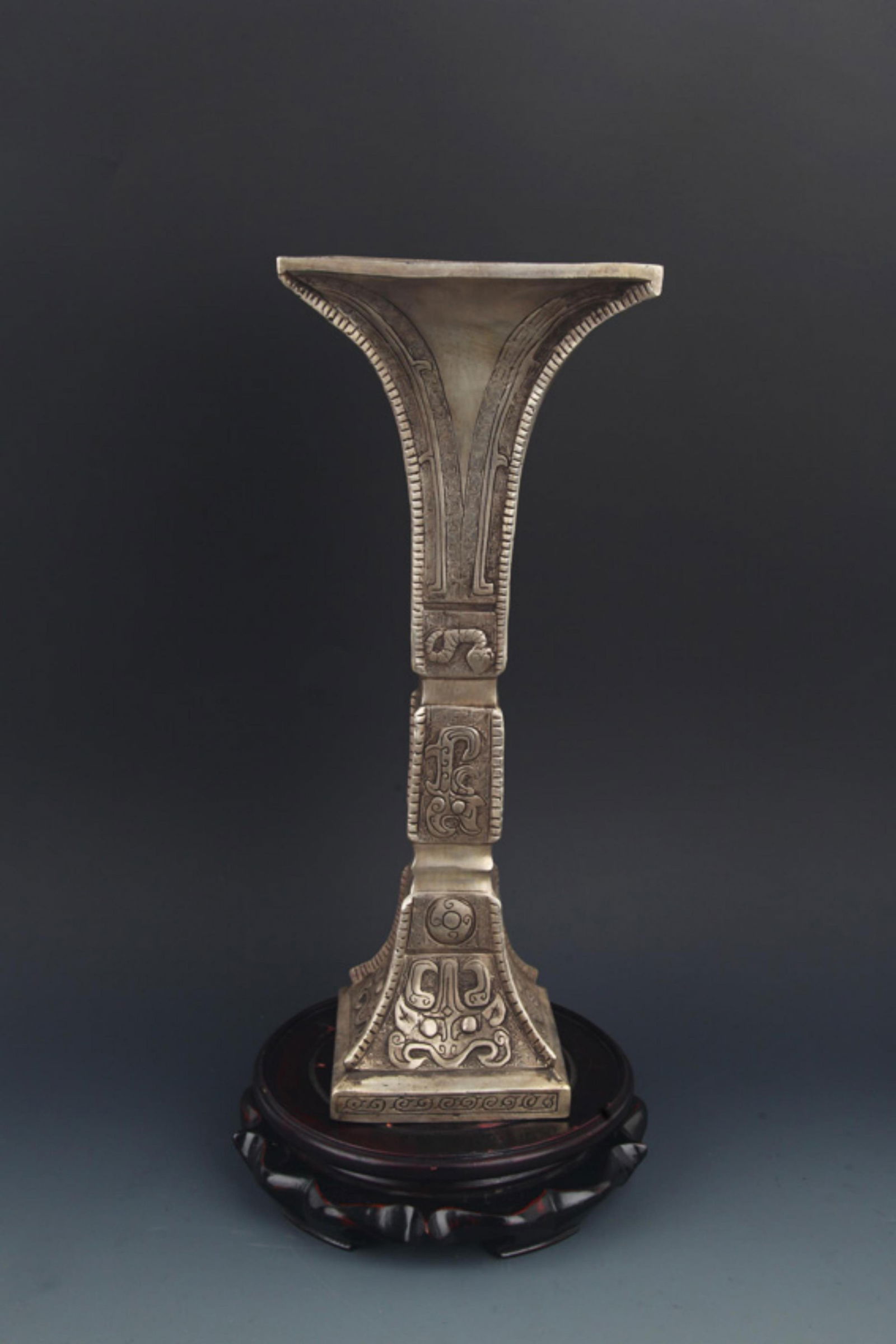 A FINE WHITE BRONZE FINELY CARVED FLOWER POT (1 of 8)