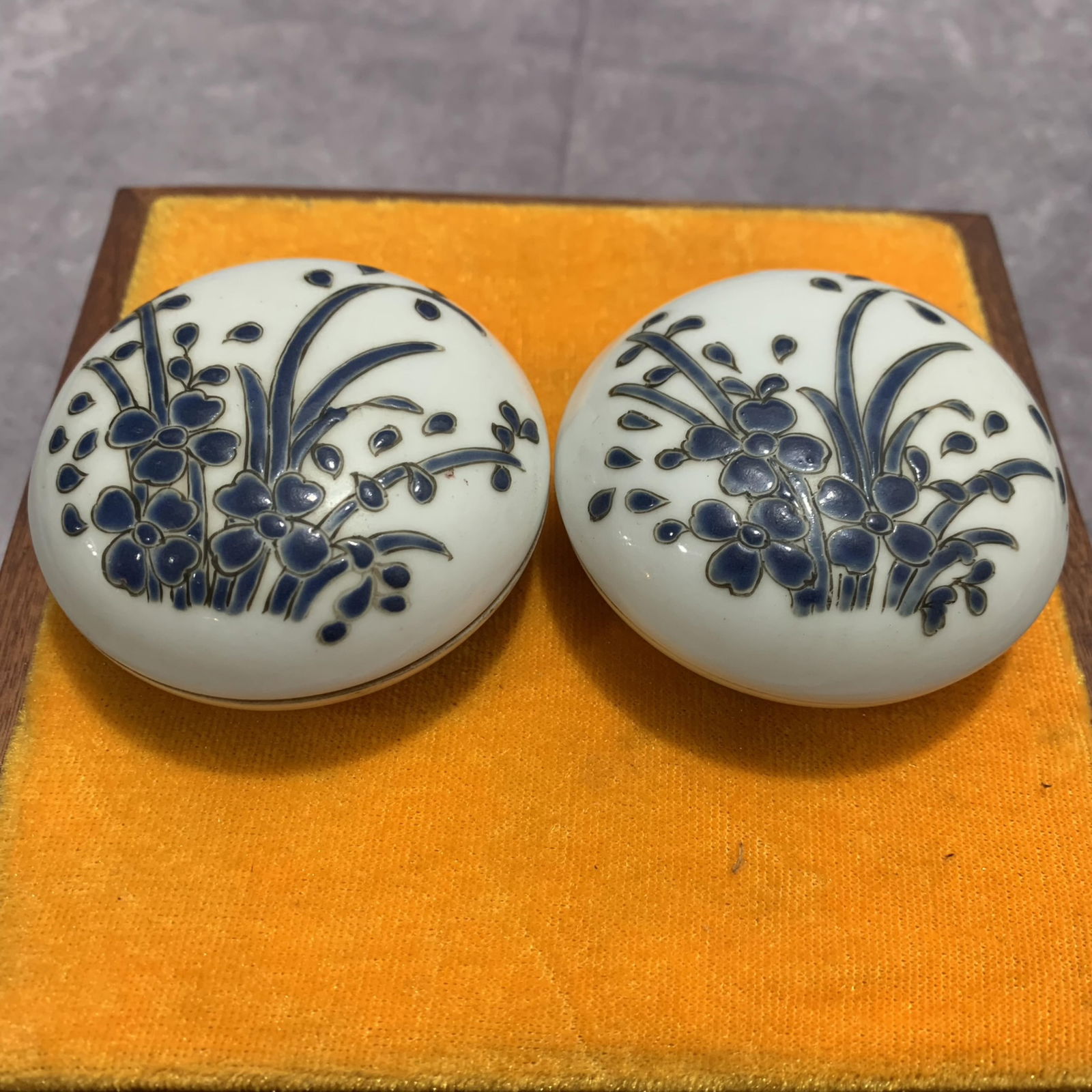 PAIR OF SMALL FAMILLE ROSE PORCELAIN BOX (1 of 3)