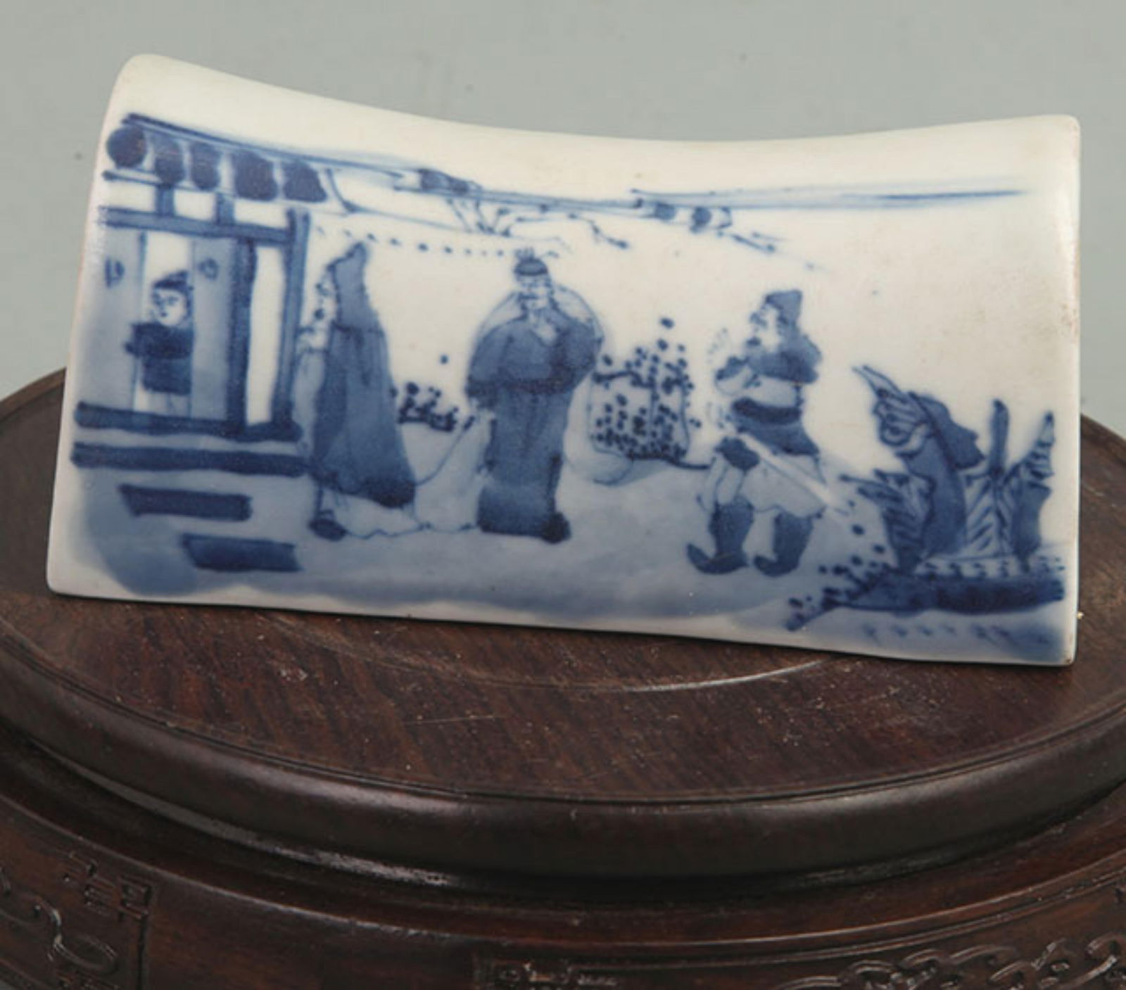 A FINE BLUE AND WHITE CHARACTER PATTERN PORCELAIN PILLOW (1 of 5)