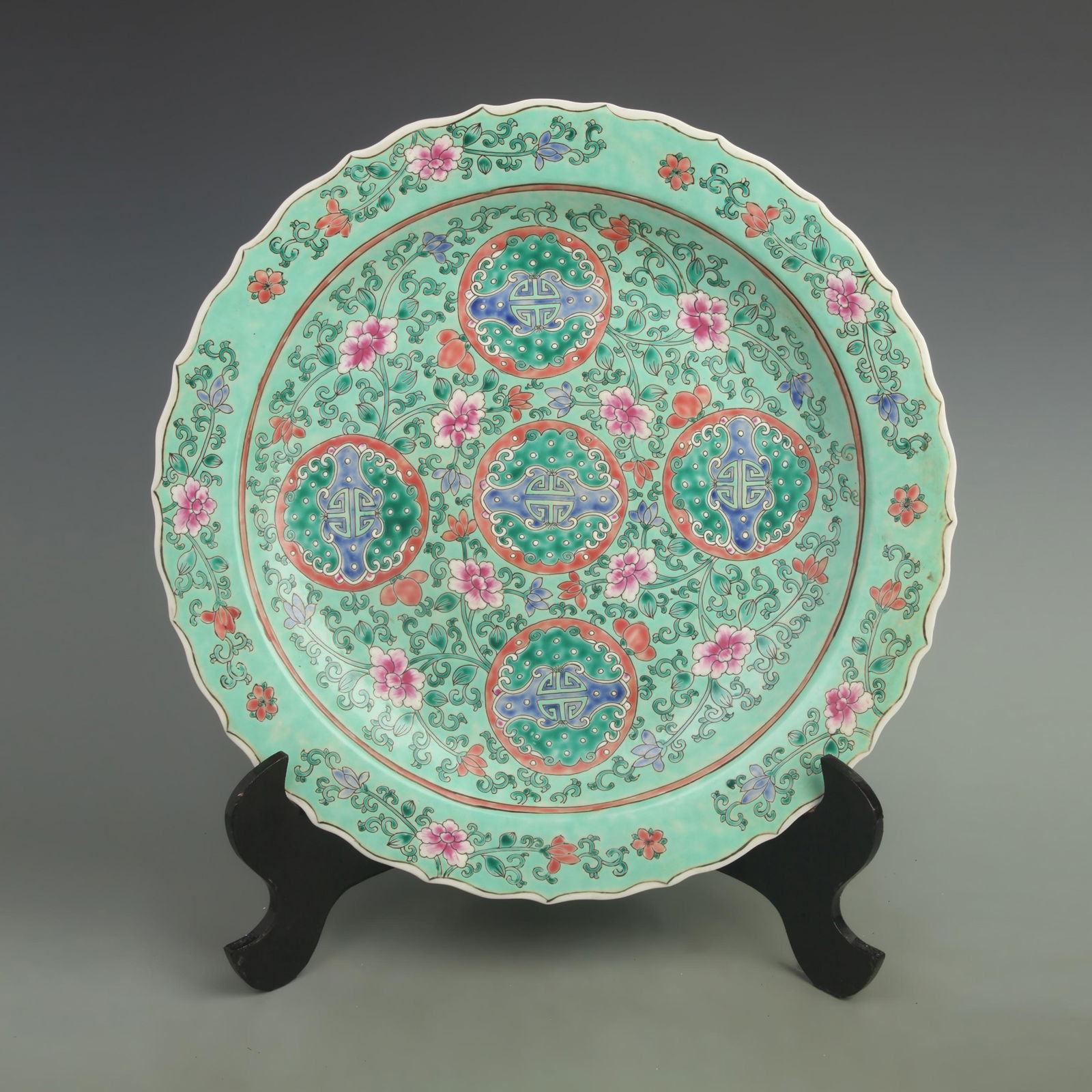 A LARGE FAMILLE ROSE FLOWER PATTERN PORCELAIN PLATE (1 of 5)