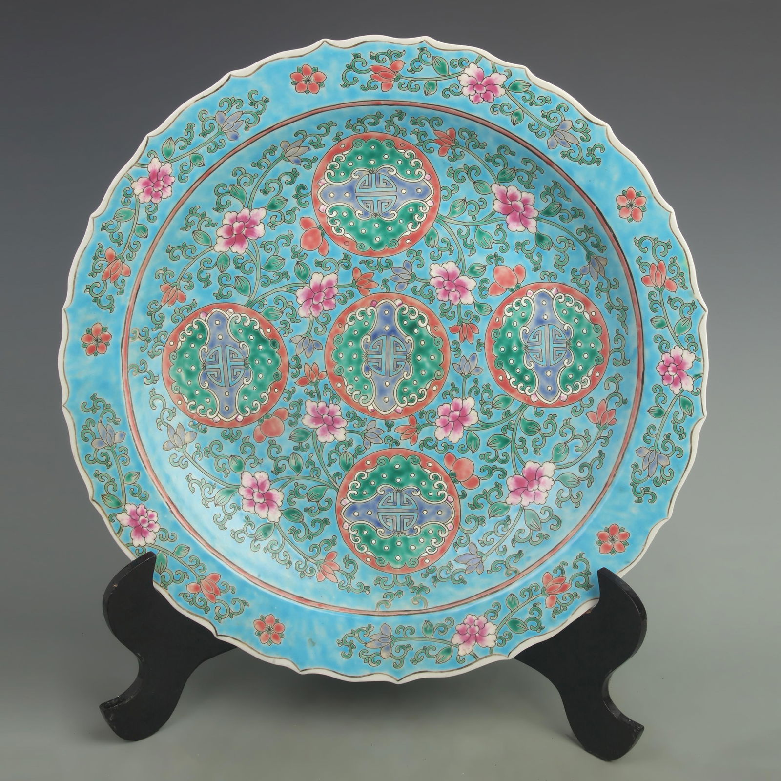 A LARGE BLUE COLOR FLOWER PATTERN PORCELAIN PLATE (1 of 5)