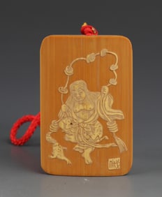 A SMALL BAMBOO CARVING PENDANT