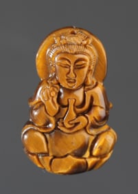 A SILICIFIED CROCIDOLITE STONE GUAN YIN PENDANT