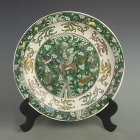 A LARGE SAN CAI COLOR FINELY PAINTED PORCELAIN PLATE