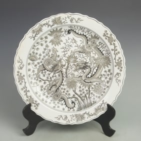 A LARGE DRAGON PATTERN PORCELAIN PLATE